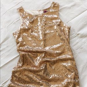 Knee-length gold sequins tank dress